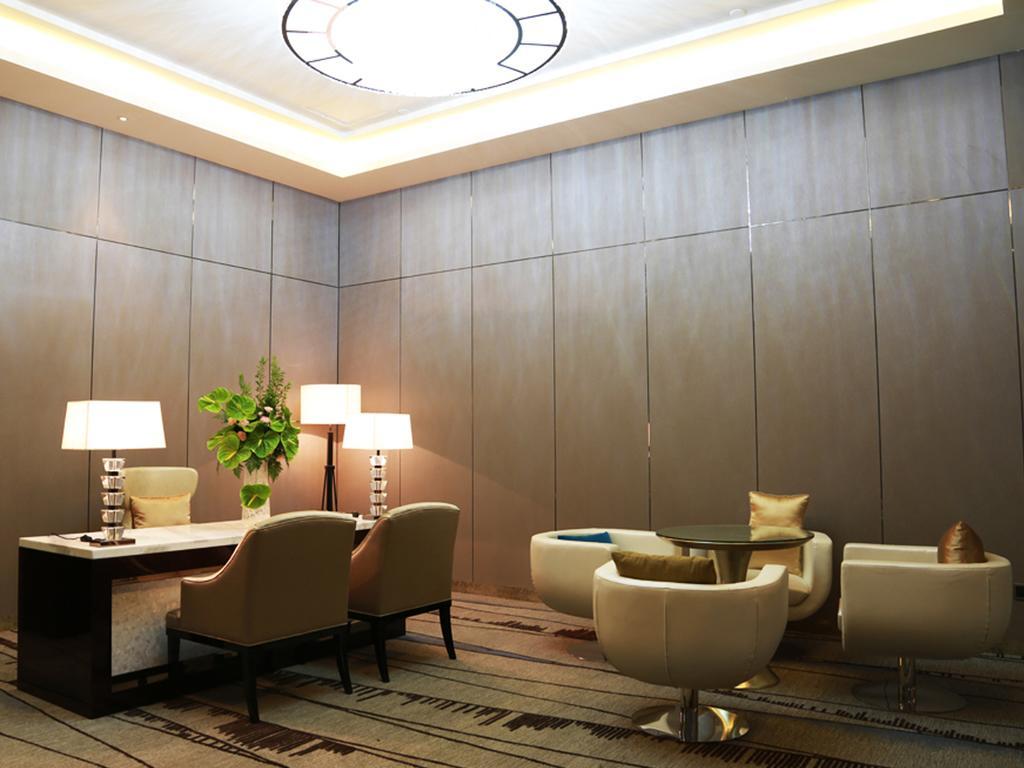 Hotel Ramada Plaza Liuzhou Liudong Extérieur photo