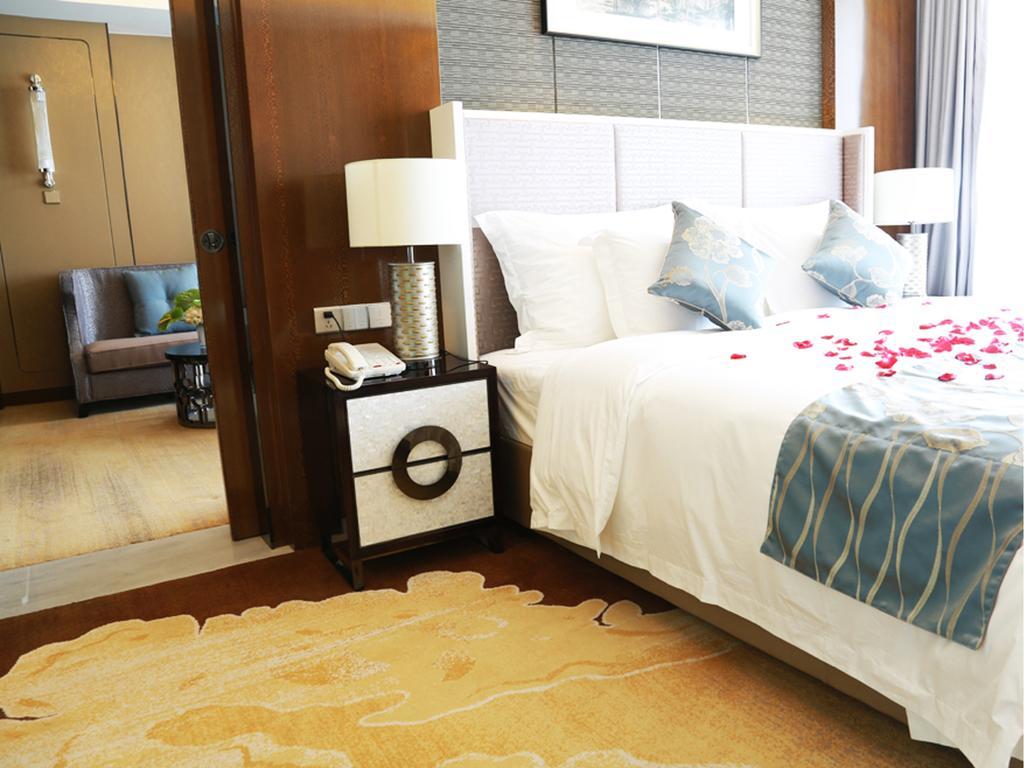 Hotel Ramada Plaza Liuzhou Liudong Chambre photo