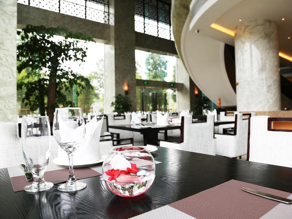 Hotel Ramada Plaza Liuzhou Liudong Extérieur photo