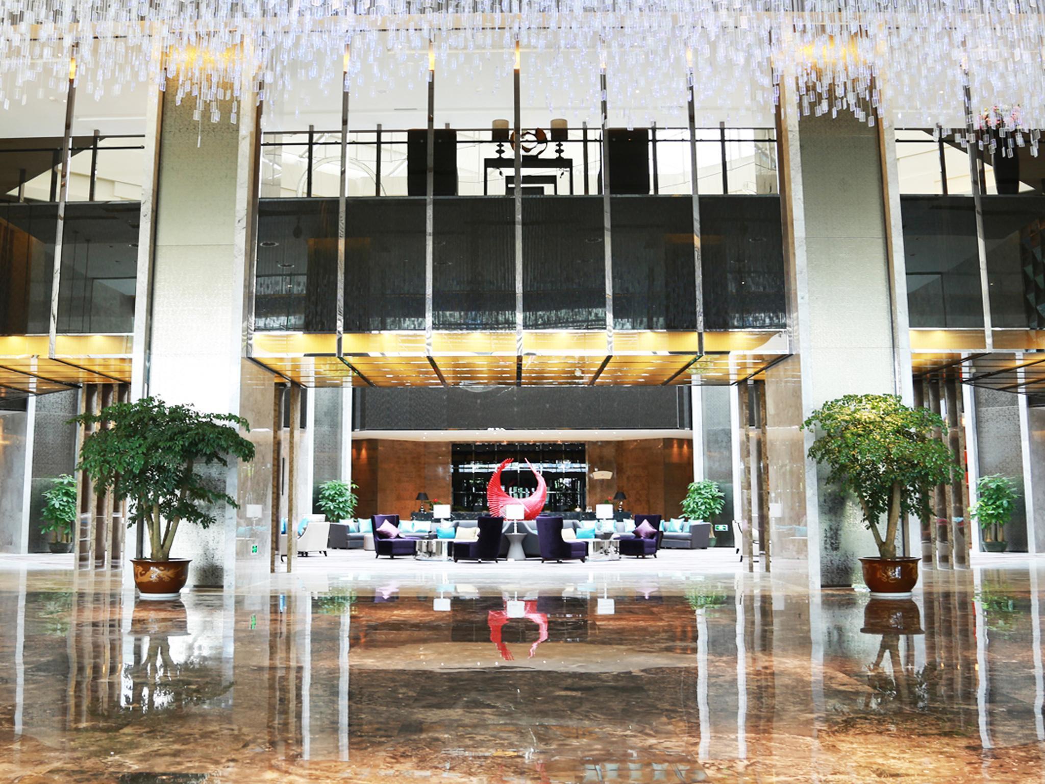 Hotel Ramada Plaza Liuzhou Liudong Extérieur photo