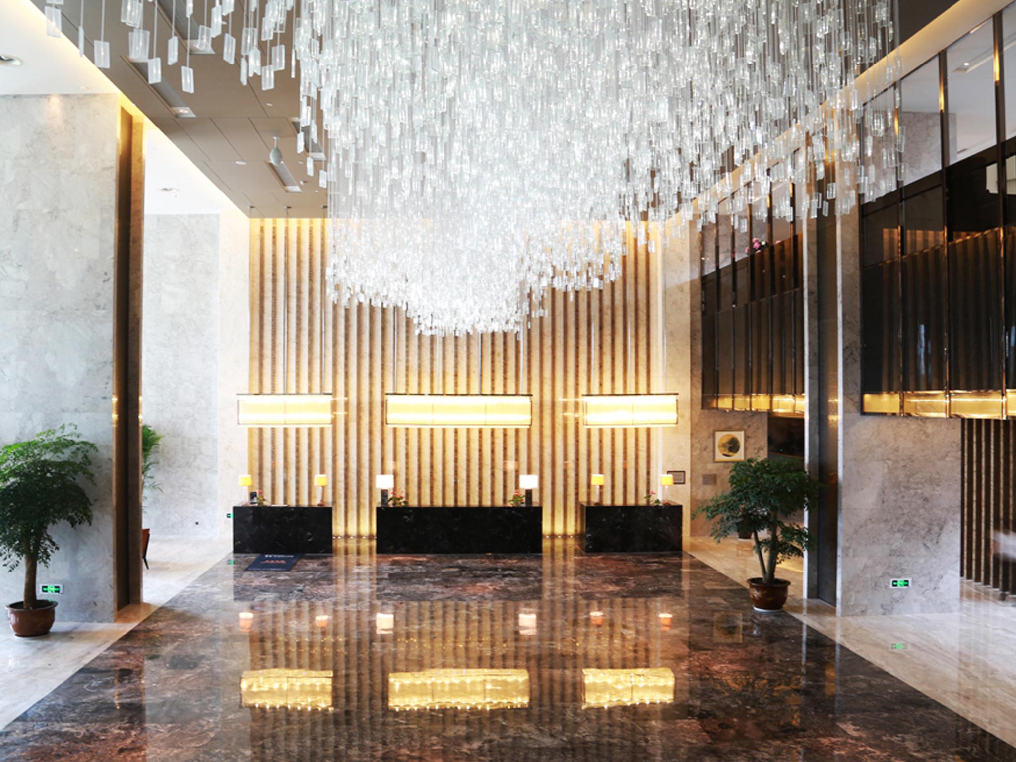 Hotel Ramada Plaza Liuzhou Liudong Extérieur photo