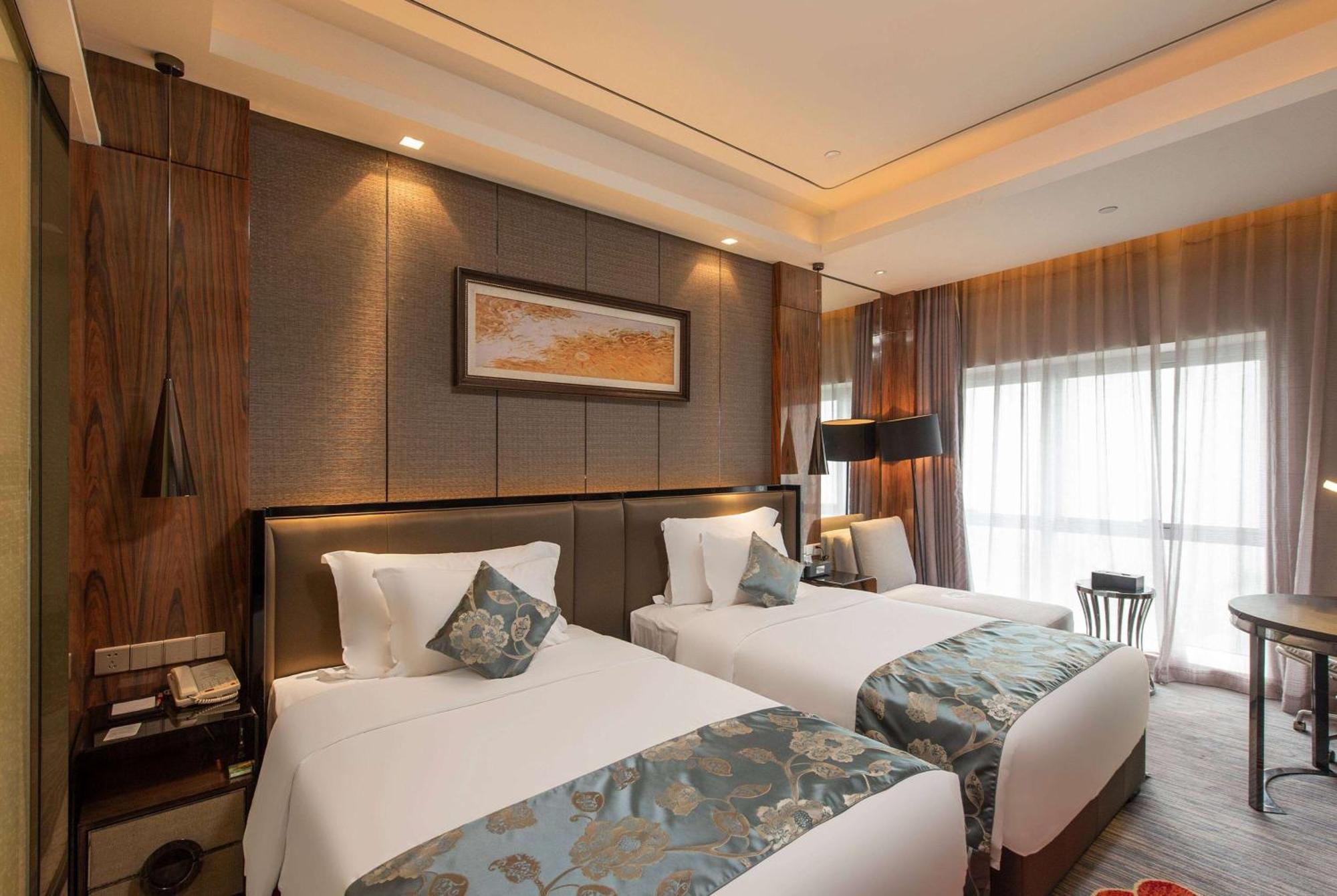 Hotel Ramada Plaza Liuzhou Liudong Extérieur photo