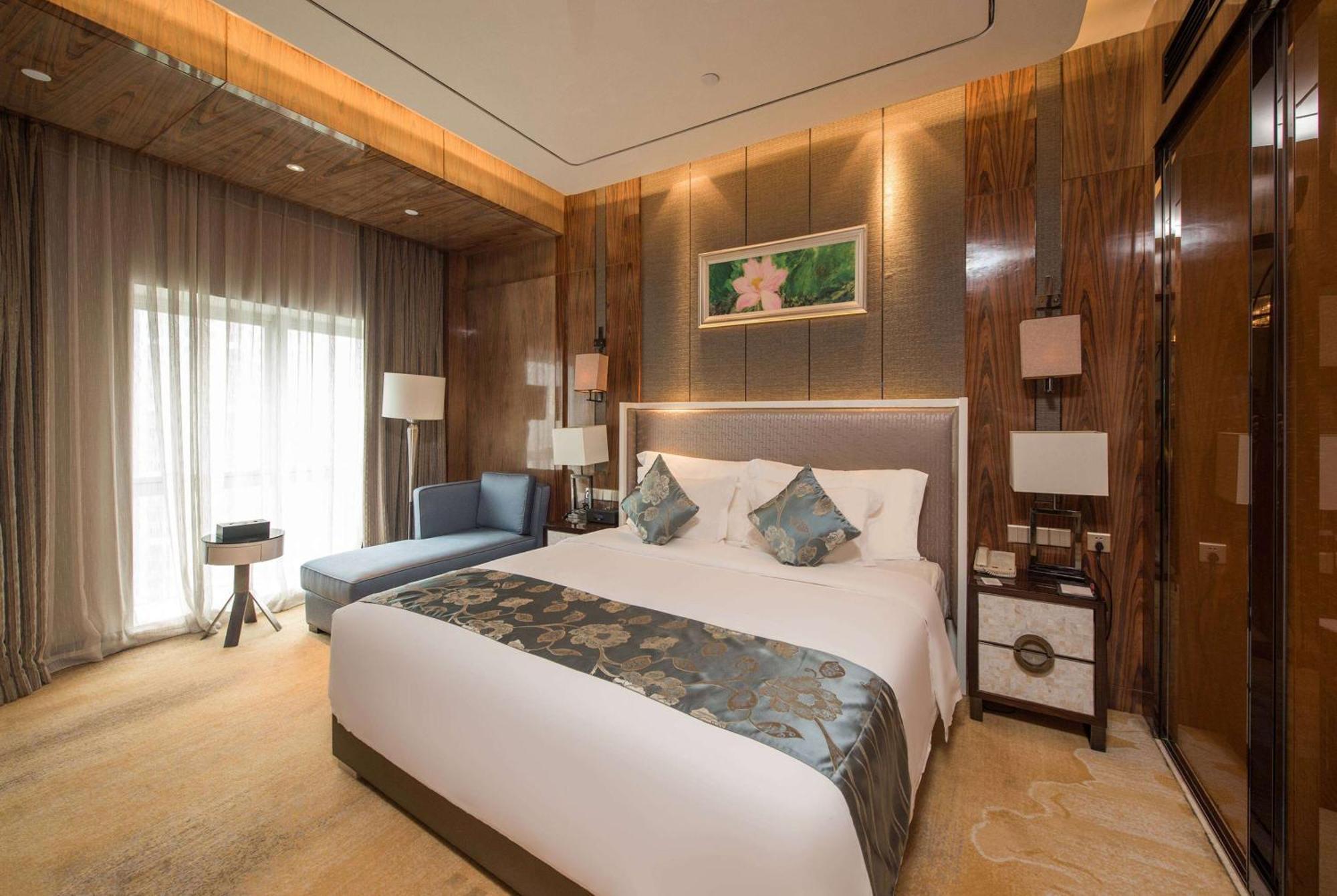 Hotel Ramada Plaza Liuzhou Liudong Extérieur photo