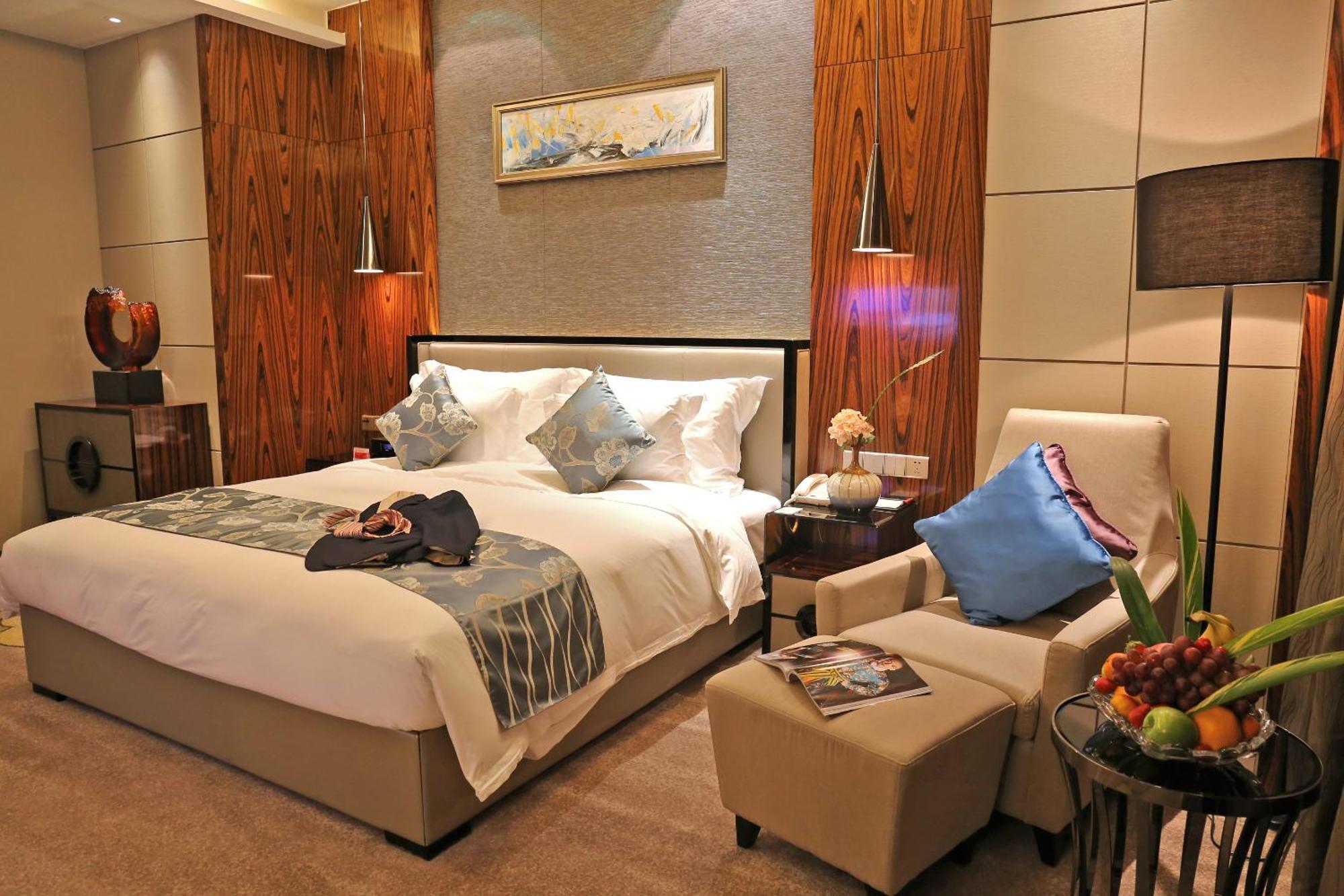 Hotel Ramada Plaza Liuzhou Liudong Extérieur photo