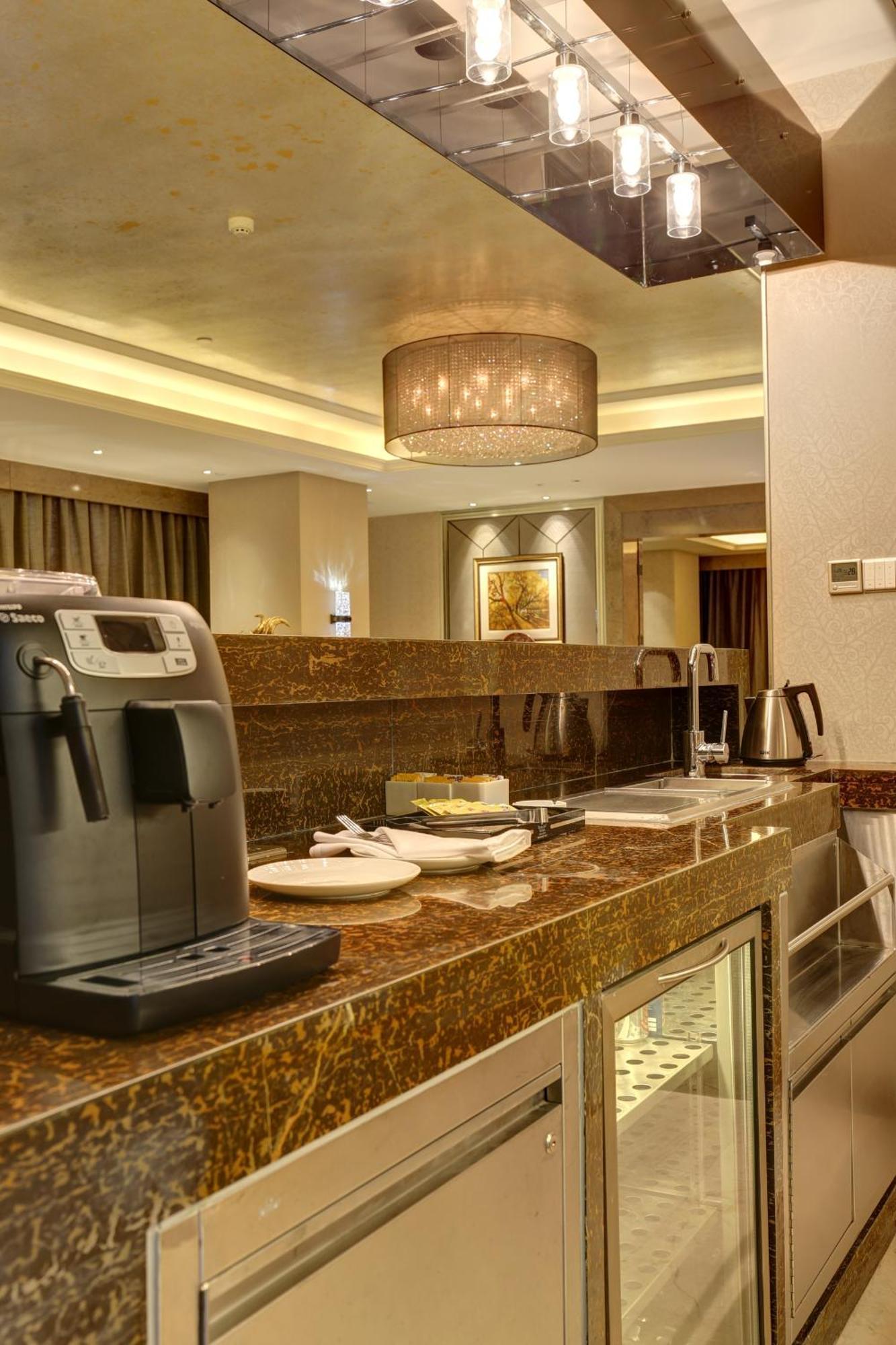 Hotel Ramada Plaza Liuzhou Liudong Extérieur photo